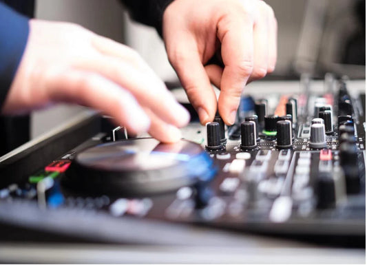 DJ EQUIPMENT GUIDE: HOW TO BUILD A BEGINNER DJ SETUP