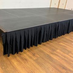 Global Truss GT Bühnendeck-Polyesterrock, 105 x 60 cm, plissiert