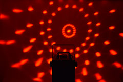 QTX SpheroSmoke: Kompakte 400-W-LED-Nebelmaschine mit RGB-Magic-Ball-Effekt
