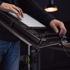 Gravity LTS T 01 Laptopständer mit verstellbaren Haltestiften, Projektorständer, Stativ, robust, faltbar
