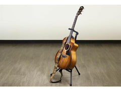 Ultimate Support GS-200+ Gitarrenständer mit Ein-Klick-Verriegelungsmechanismus für die Beine