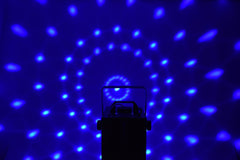 QTX SpheroSmoke: Kompakte 400-W-LED-Nebelmaschine mit RGB-Magic-Ball-Effekt