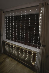 240 warmweiße kaskadierende Wasserfall-Vorhanglichter mit LEDs, 1,5 x 2 m